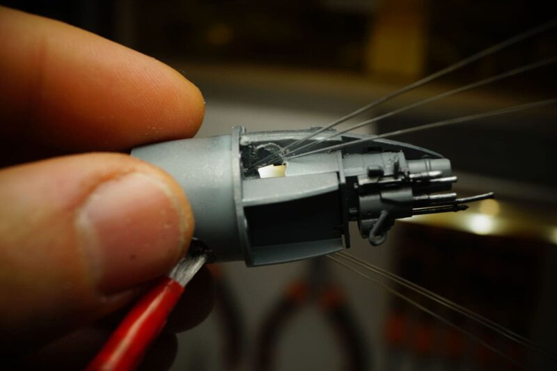Passage des fibres optiques dans le nez du B-Wing